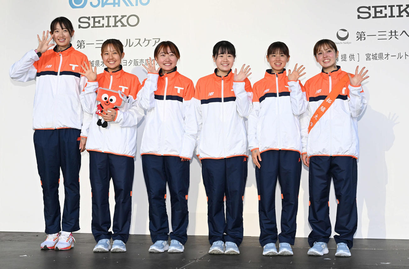 試合後、記念撮影でポーズを決める拓大・不破（左から5番目）ら。左から牛、古沢、土井、門脇、1人おいて片桐（撮影・滝沢徹郎）