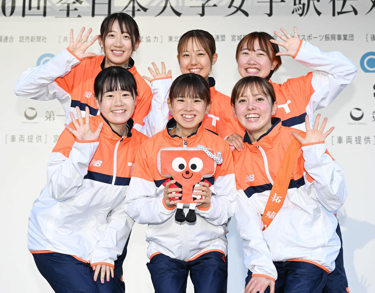 記念撮影でポーズを決める不破（前列中央）ら5位拓大の選手たち。前列左から門脇、1人おいて片桐、後列左から牛、古沢、土井（撮影・滝沢徹郎）
