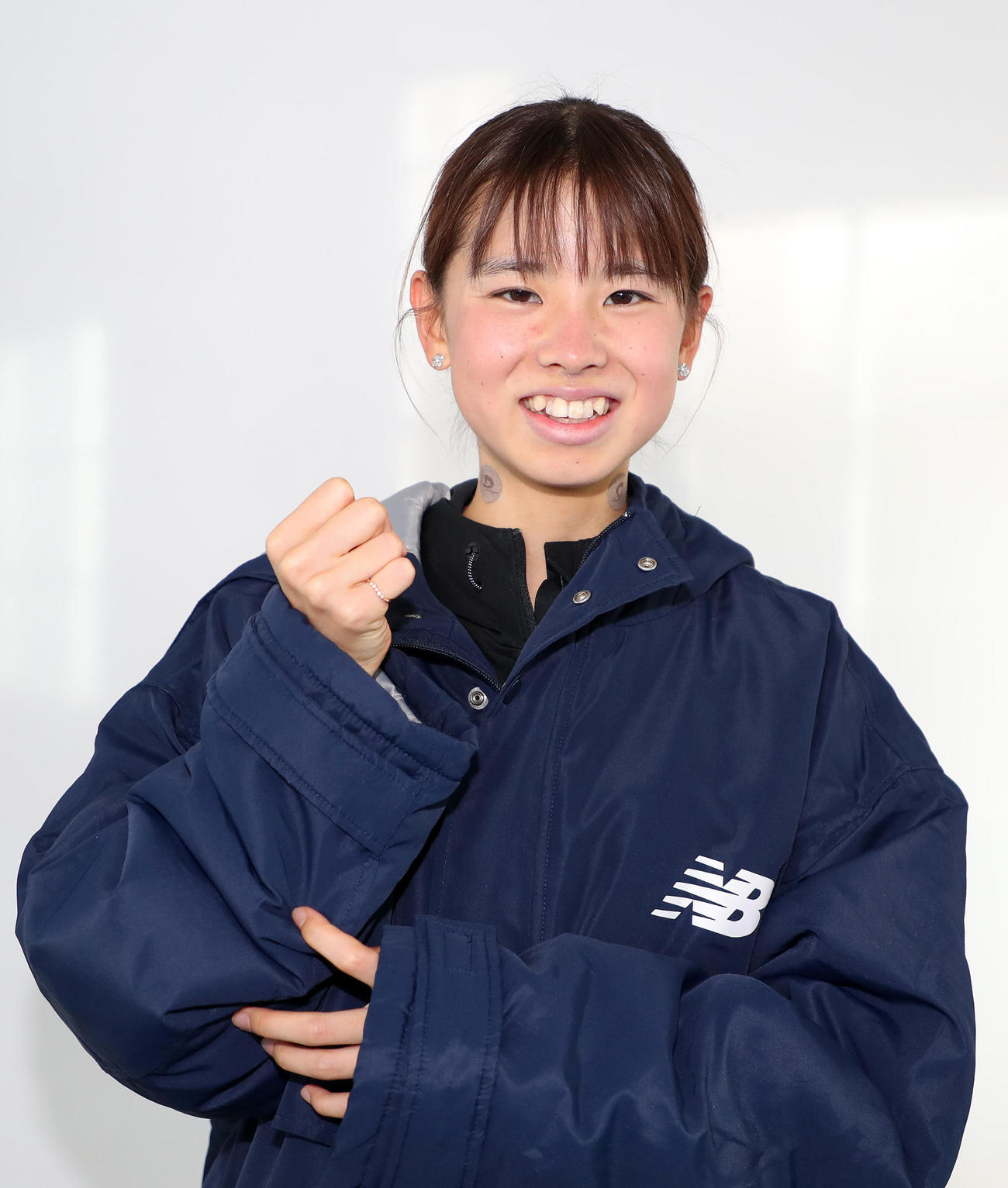 姉・亜莉珠から送られた指輪をつけガッツポーズする拓大・不破（撮影・鈴木正人）