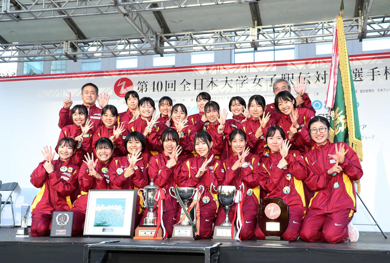6連覇し笑顔で写真に納まる名城大の選手たち（撮影・鈴木正人）
