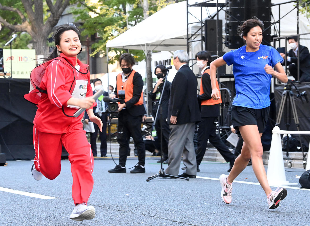 競歩バトルでスタートするNMB48の早川夢菜（左）と藤井菜々子（撮影・前岡正明）
