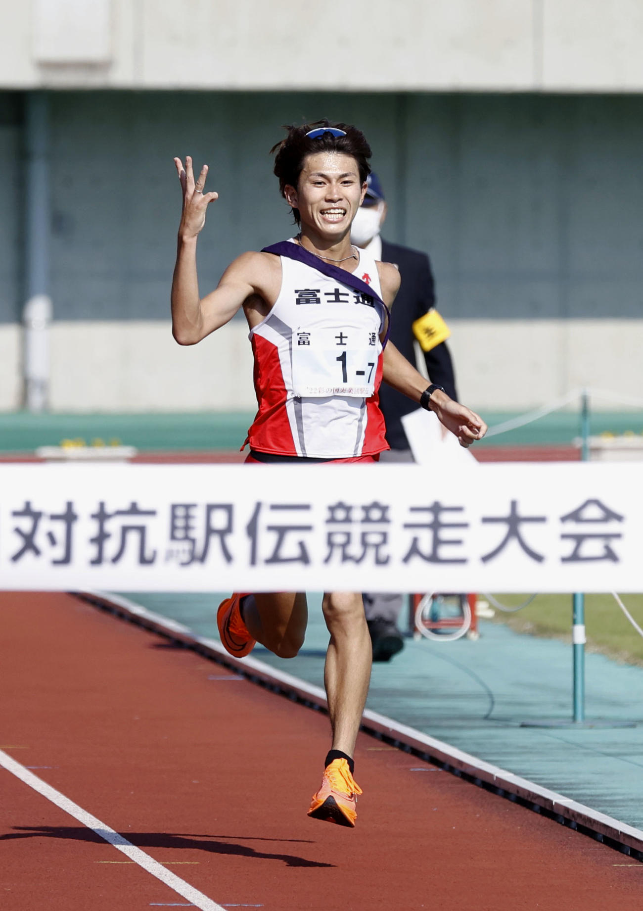 優勝した富士通のアンカー飯田貴之（共同）