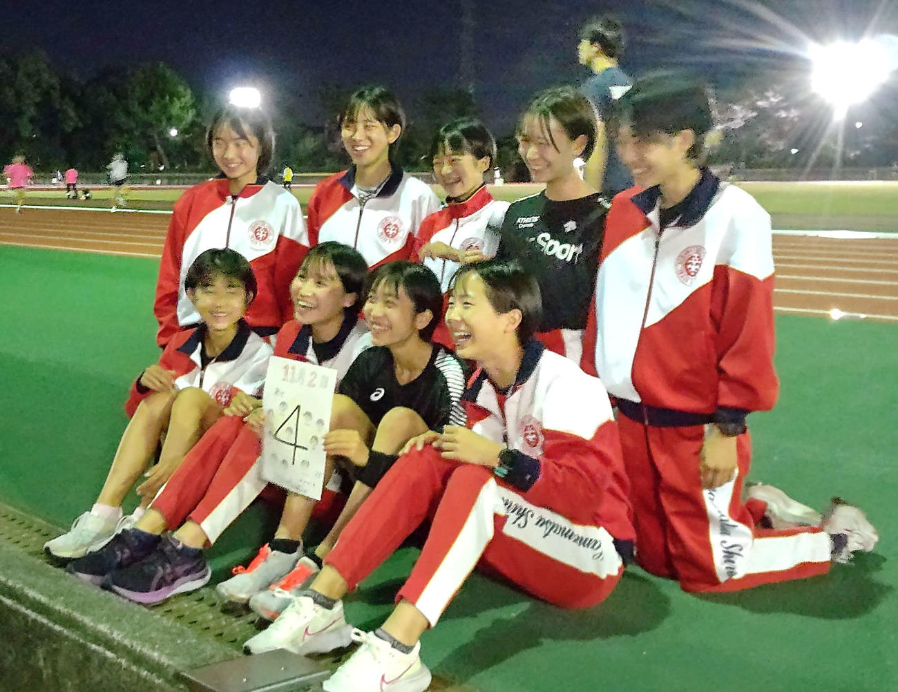 練習後、笑顔で写真撮影に応じる浜松市立高の選手たち。前列右端が宮田