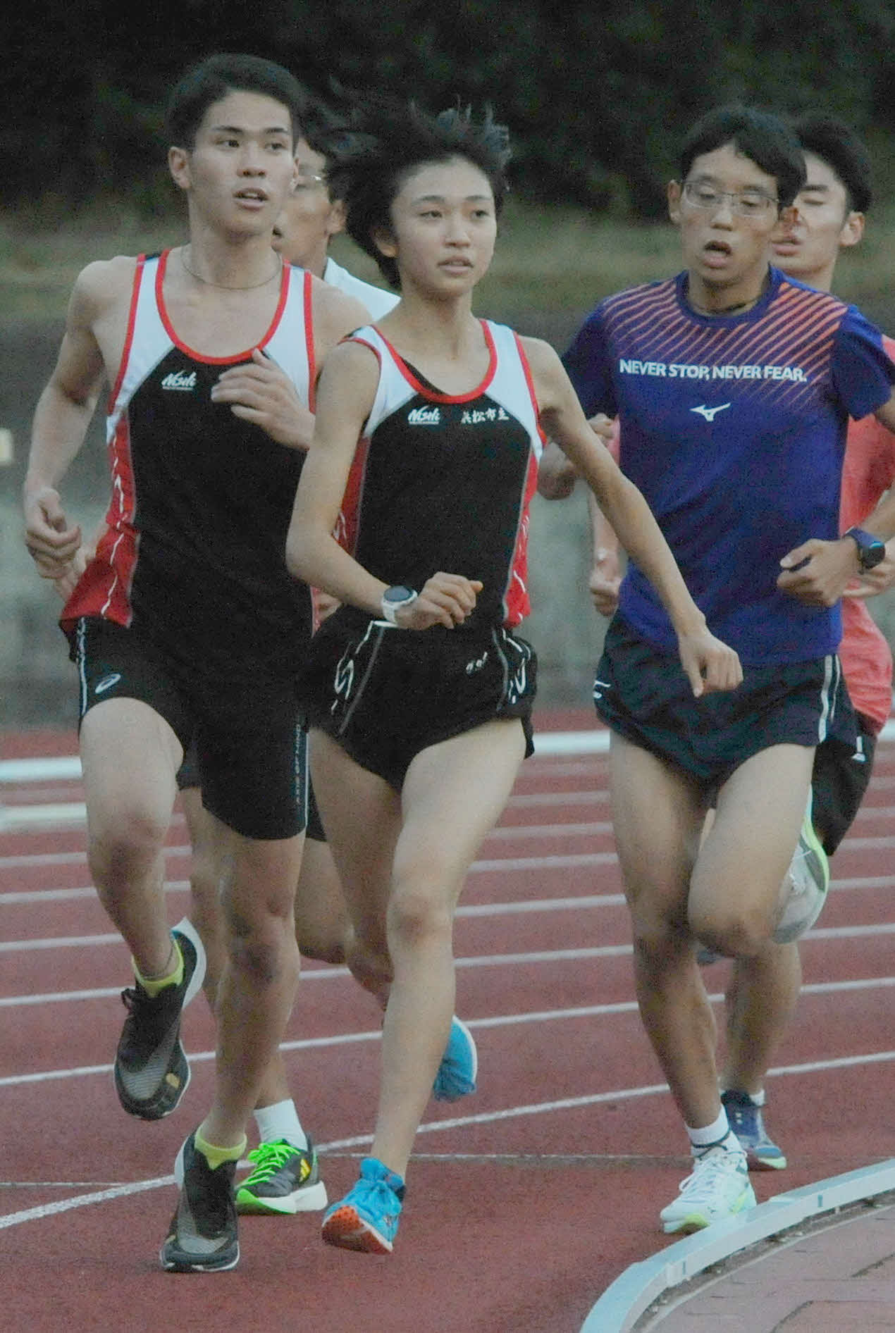 男性部員と練習に励む浜松市立高の沢田（中央）