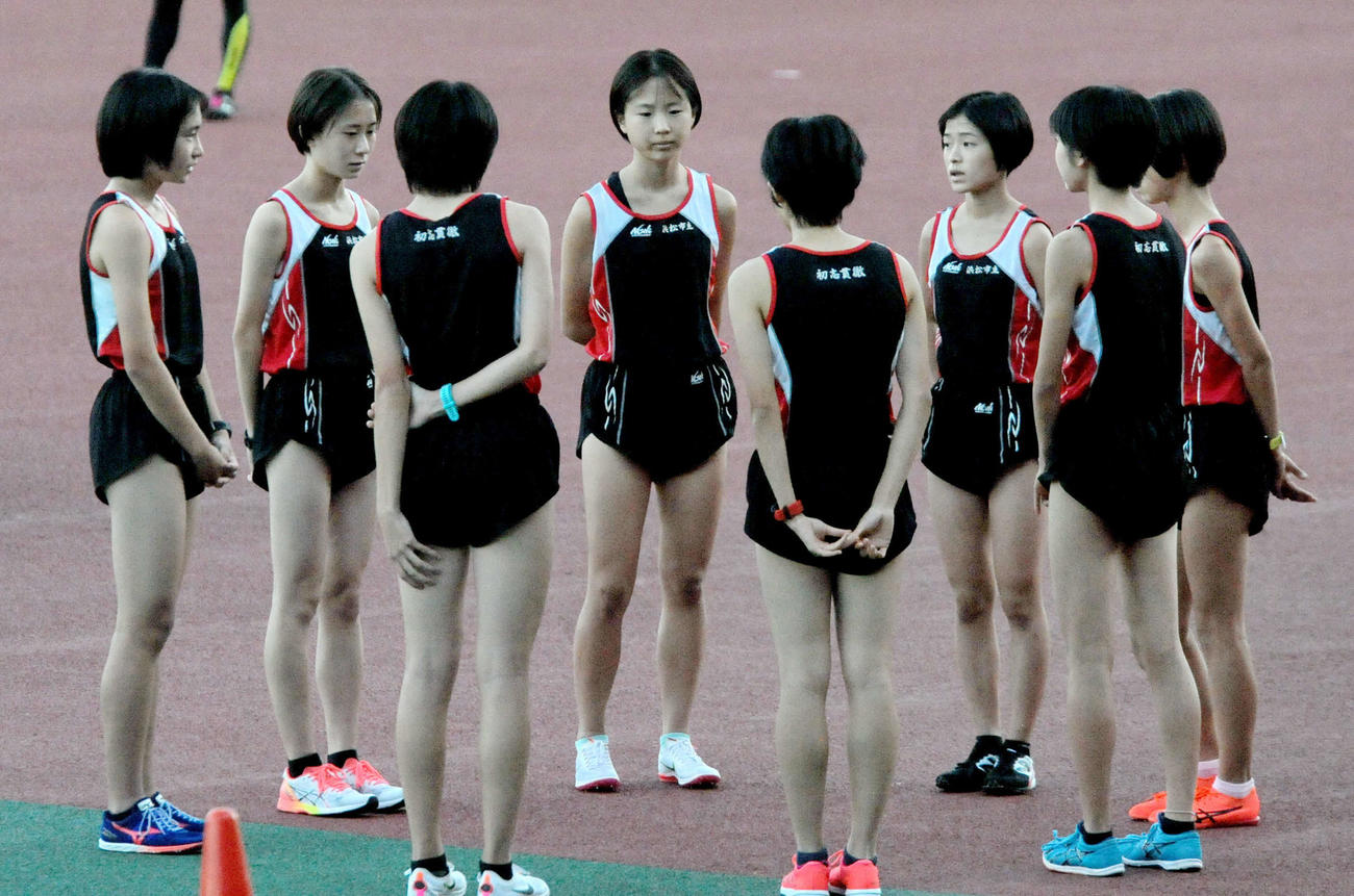 宮田（左から4人目）を中心に、ミーティングを行う浜松市立高の選手たち　