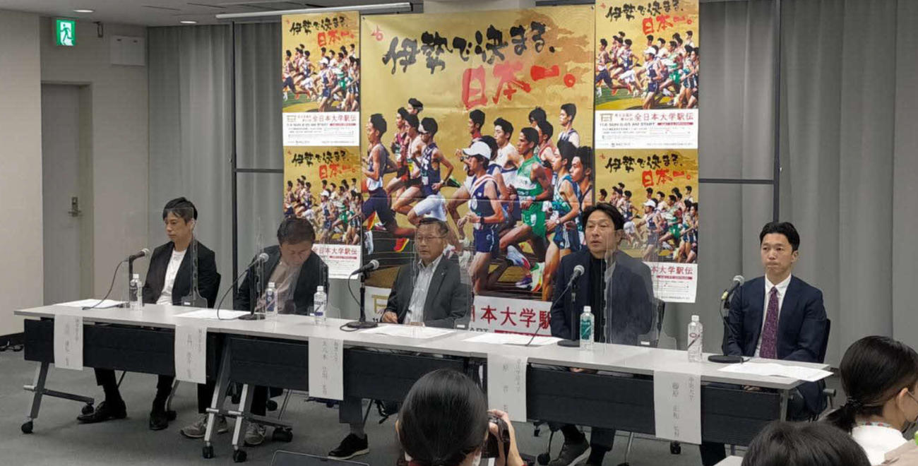 監督会見に並んだ昨年の上位5校の指揮官。左から国学院大・前田監督、順大・長門監督、駒大・大八木監督、青学大・原監督、中大・藤原監督