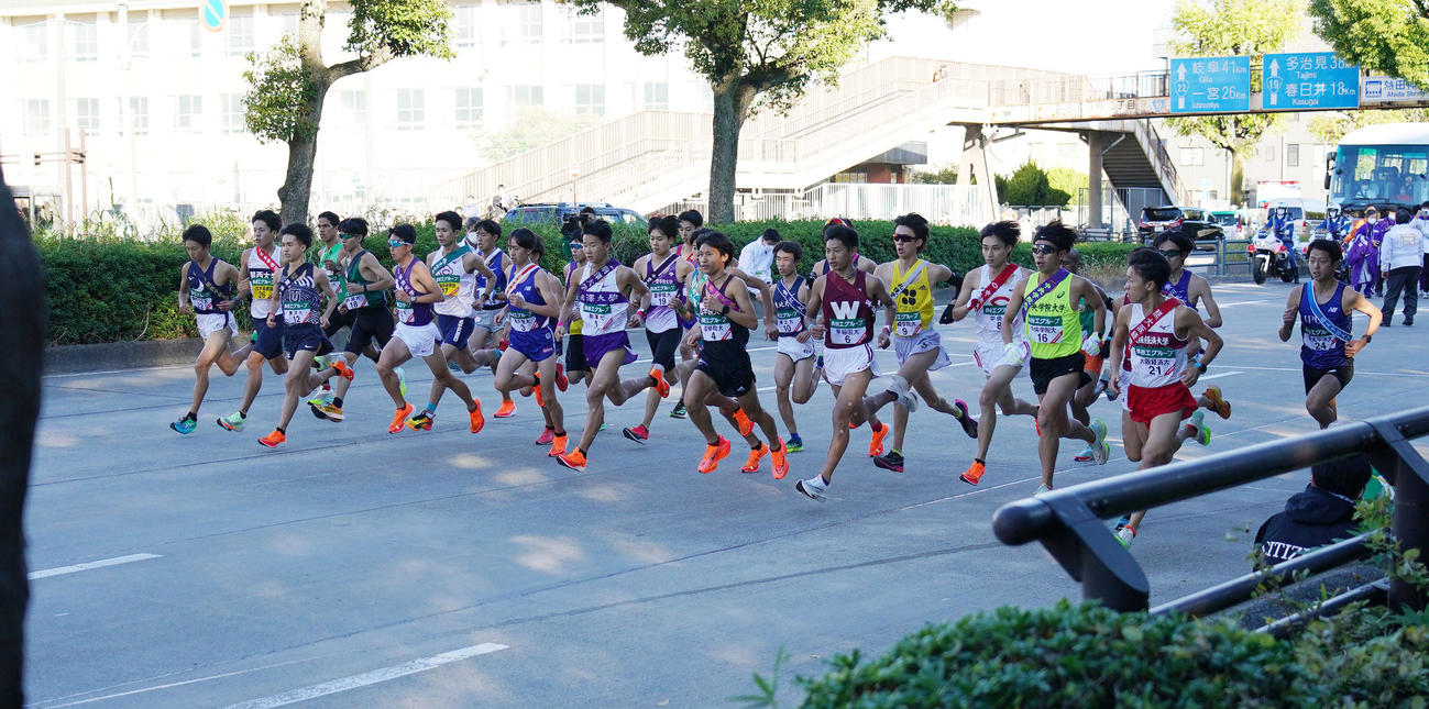 第54回全日本大学駅伝　スタートする各大学の第1走者たち（撮影・森本幸一）