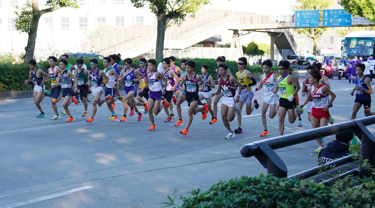 第54回全日本大学駅伝　スタートする各大学の第1走者たち（撮影・森本幸一）