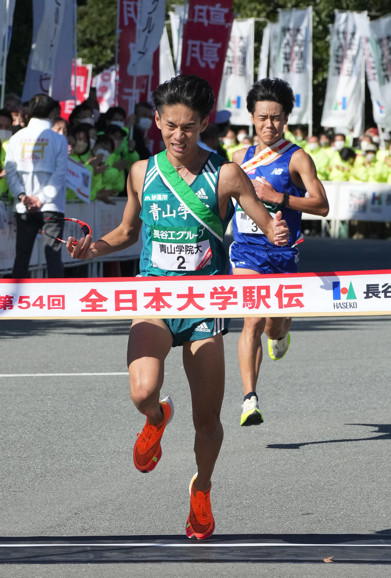 第54回全日本大学駅伝　3位でゴールする青山学院大・宮坂（左）（撮影・森本幸一）