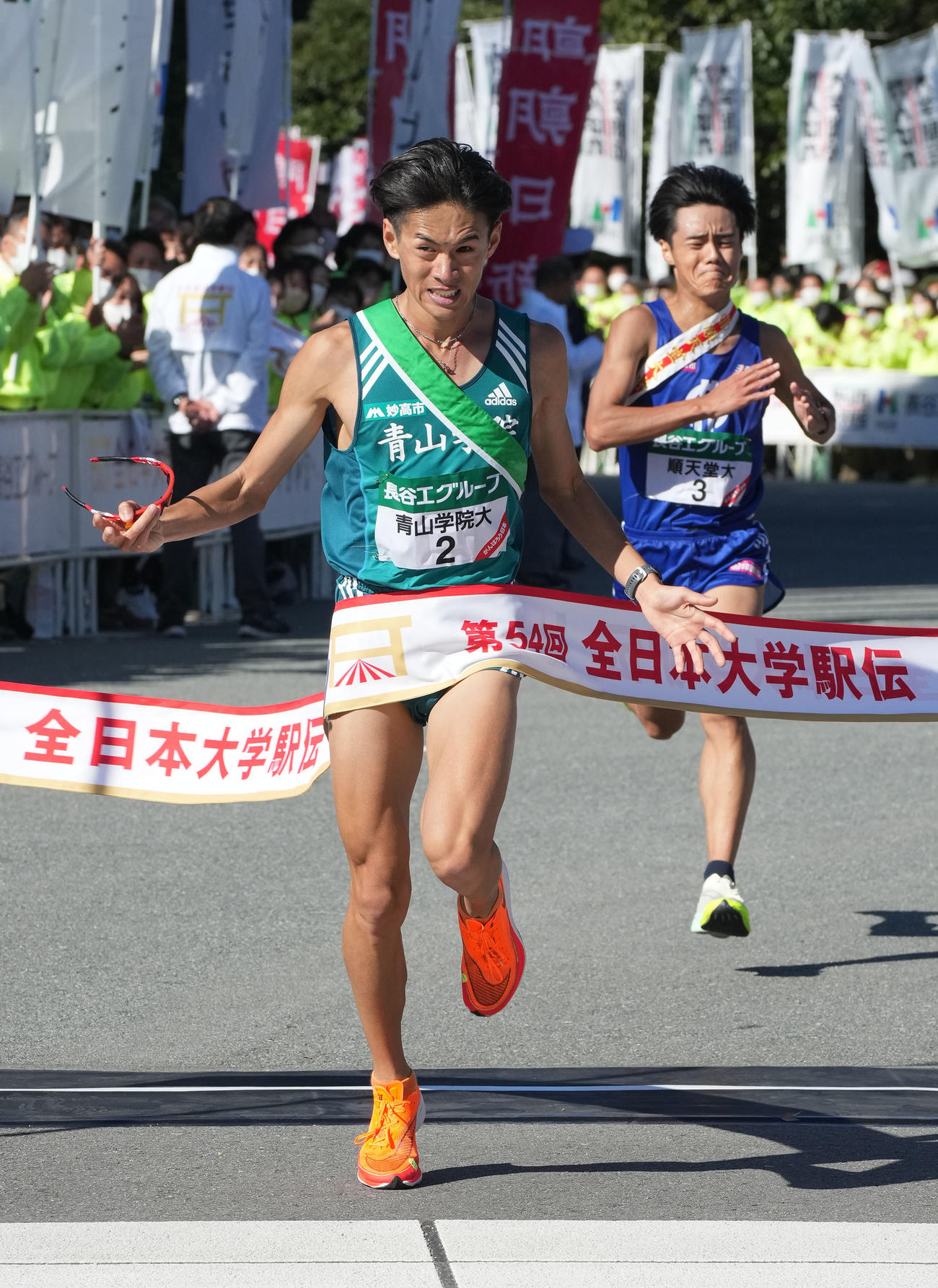 第54回全日本大学駅伝　3位でゴールする青山学院大・宮坂（左）（撮影・森本幸一）