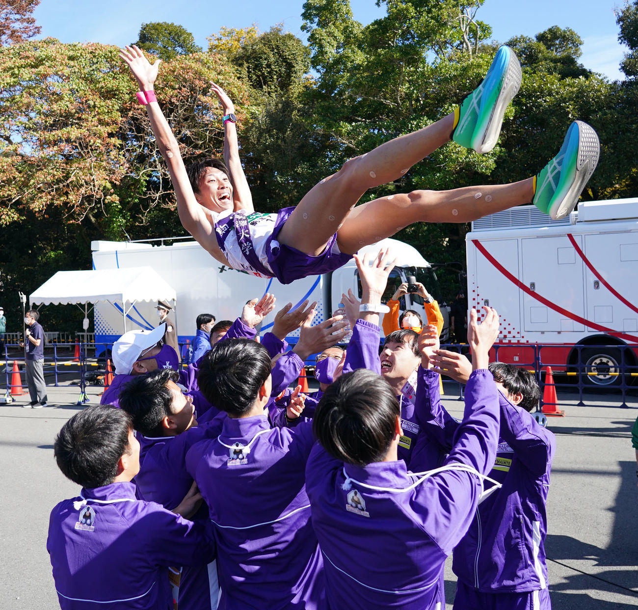 第54回全日本大学駅伝　1位でゴールし胴上げされる駒沢大・花尾（撮影・森本幸一）