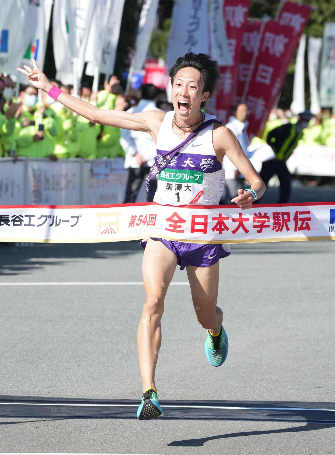 第54回全日本大学駅伝　1位でゴールする駒沢大・花尾（撮影・森本幸一）