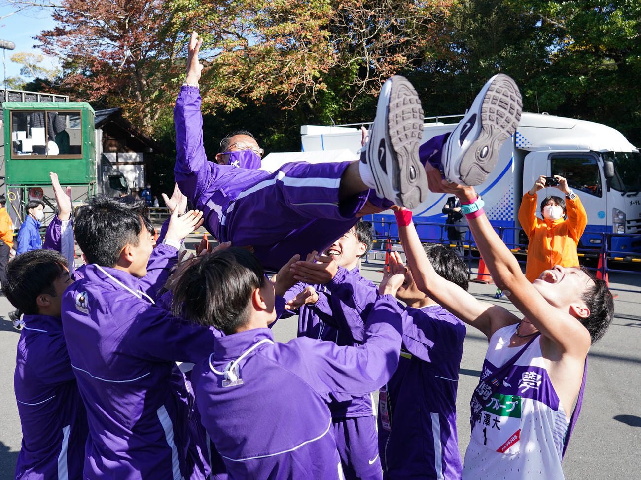 第54回全日本大学駅伝　胴上げされる駒沢大学・大八木監督（撮影・森本幸一）