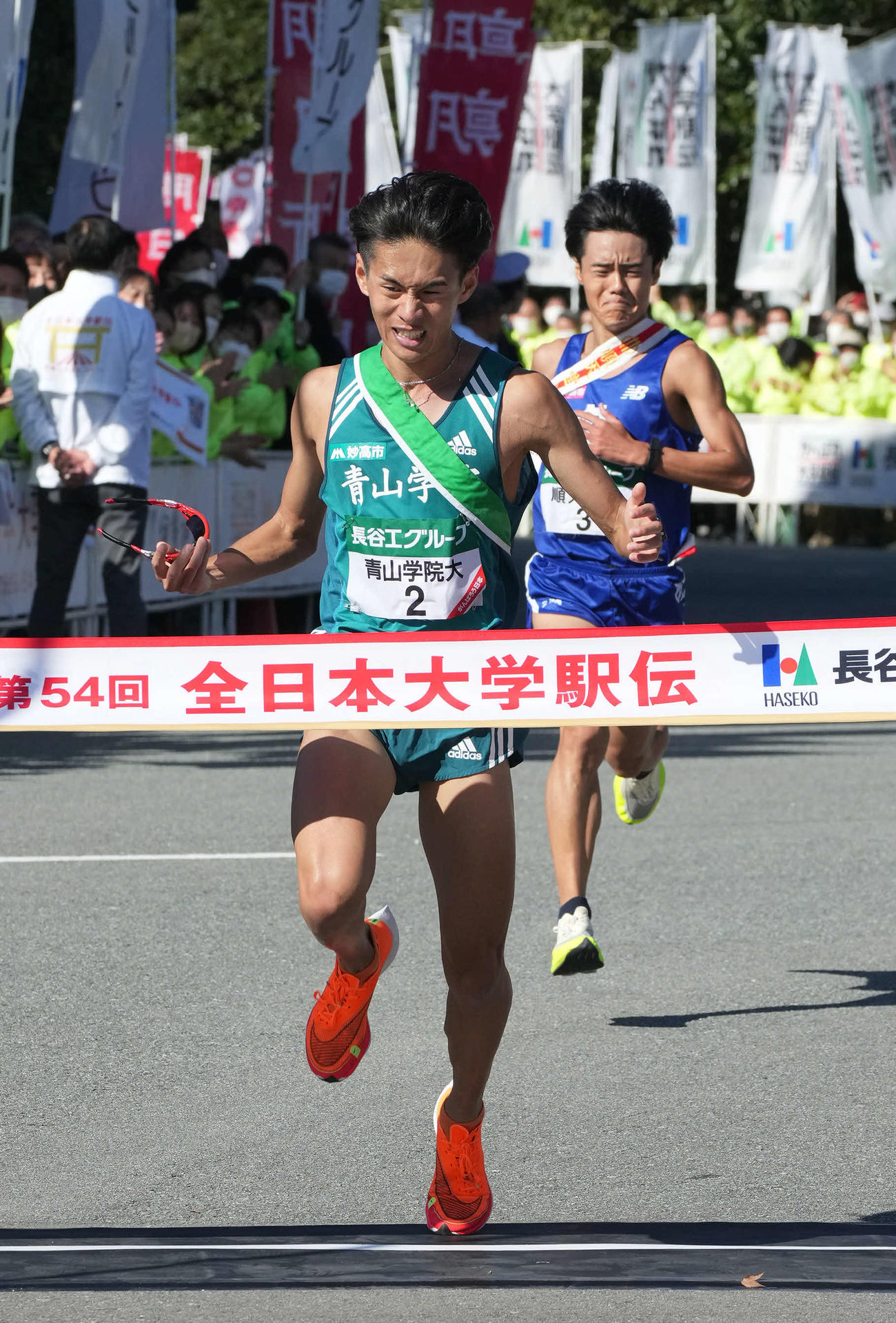 第54回全日本大学駅伝　3位でゴールする青山学院大・宮坂（左）（撮影・森本幸一）