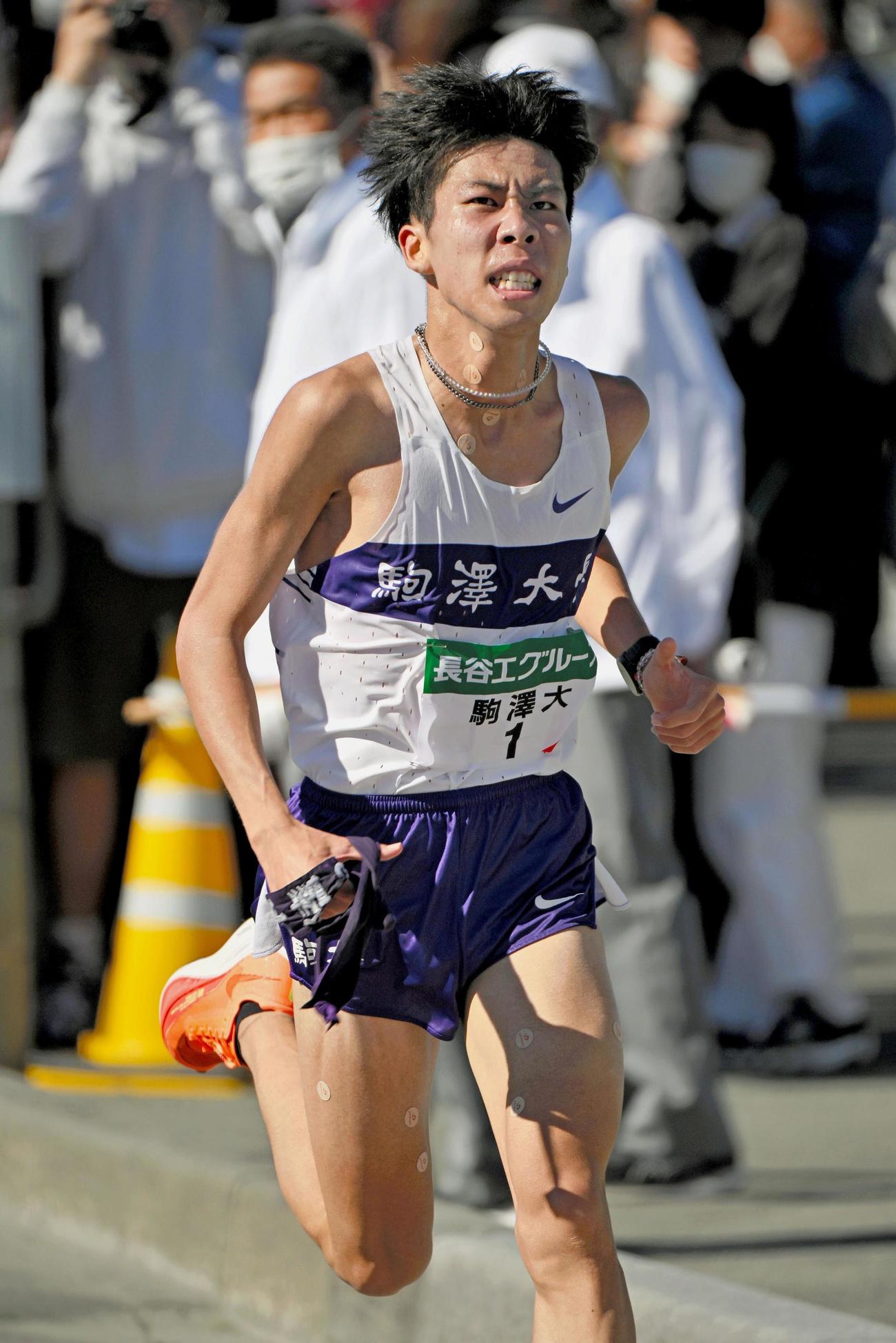 7区でラストスパートする駒大の田沢廉。区間新記録をマーク（共同）