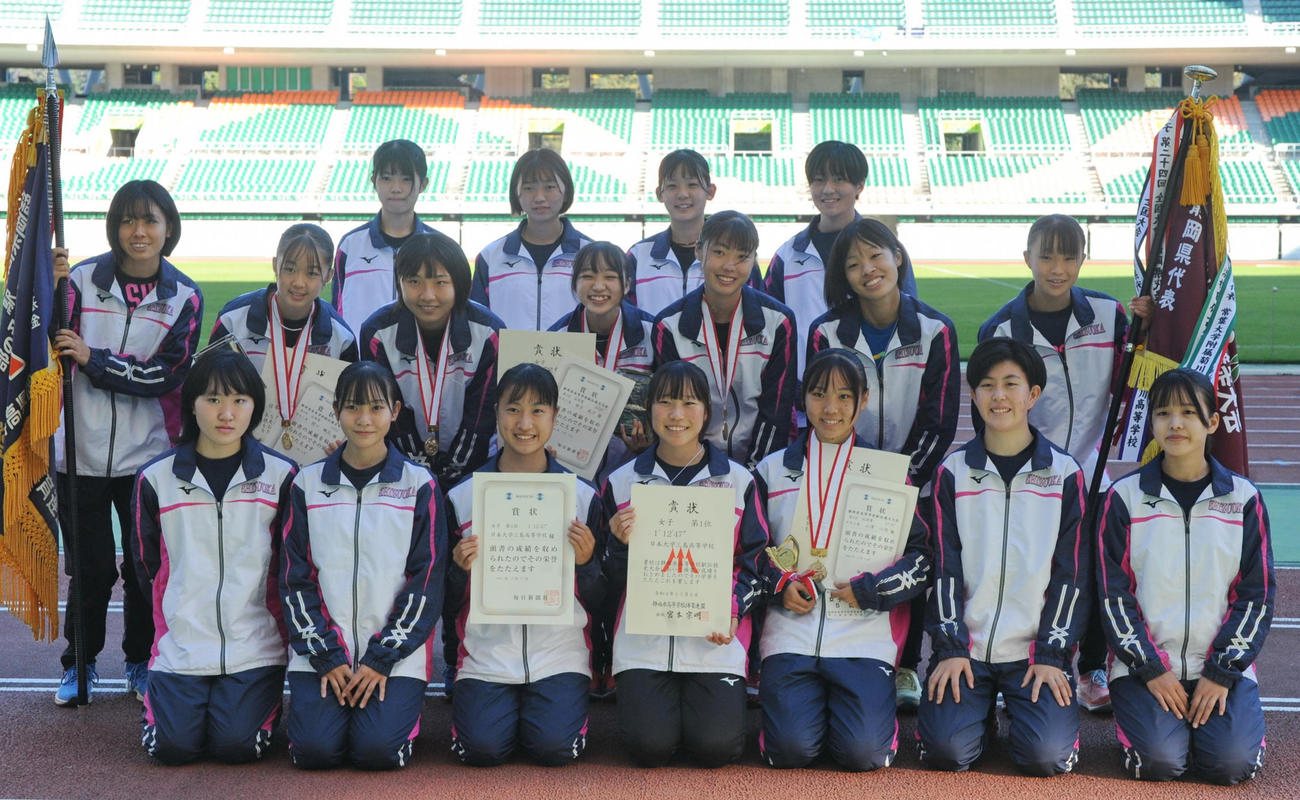 初優勝を飾った日大三島の選手たち　
