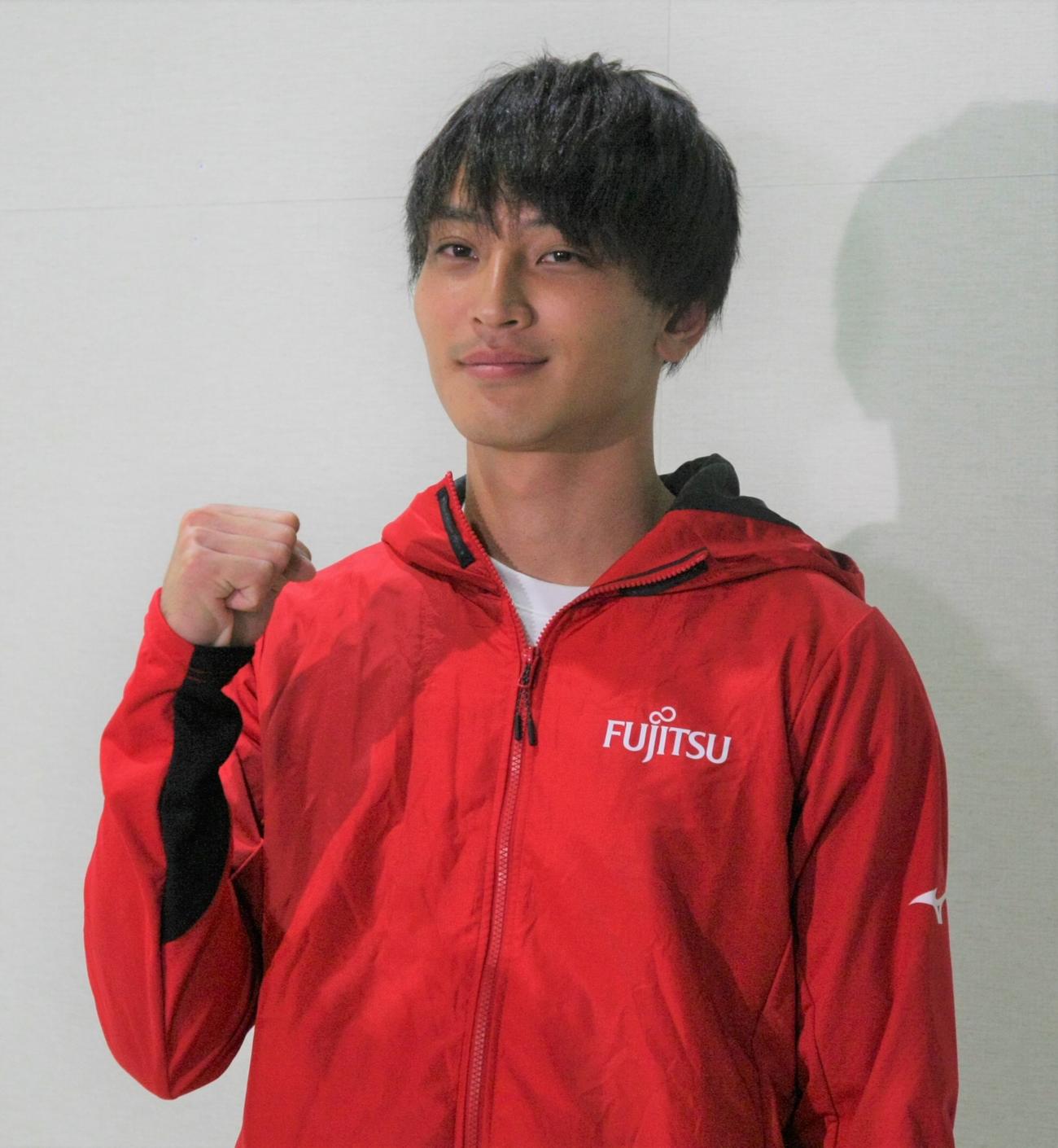 渡米前に成田空港で取材に応じる橋岡（撮影・藤塚大輔）