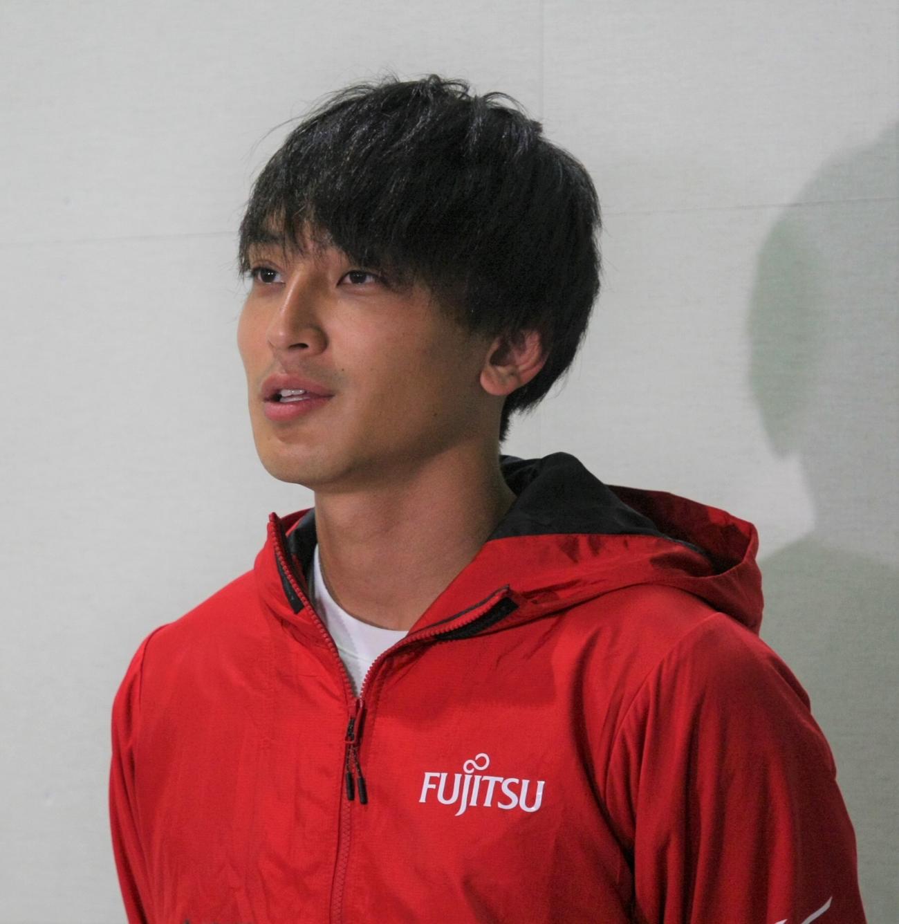 渡米前に成田空港で取材に応じる橋岡（撮影・藤塚大輔）