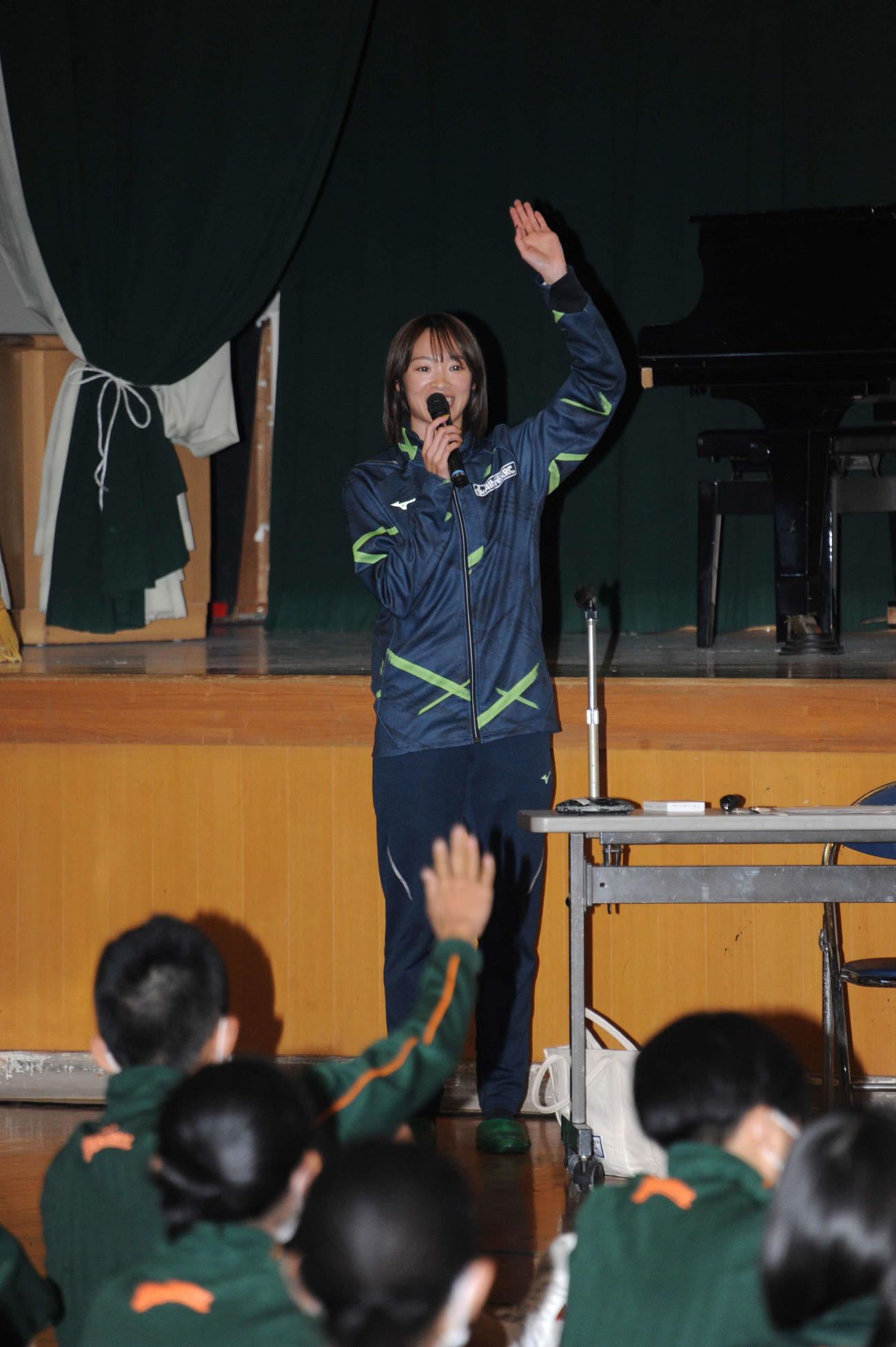 講演で笑顔で生徒に問いかける広田
