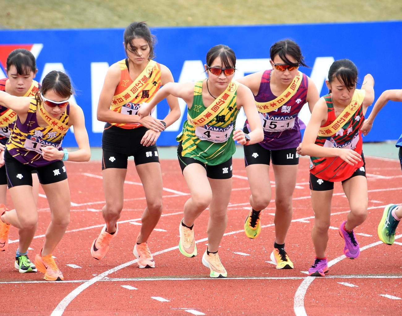 スタートする宮城1区・米沢（右から3人目）ら選手たち（撮影・山田愛斗）