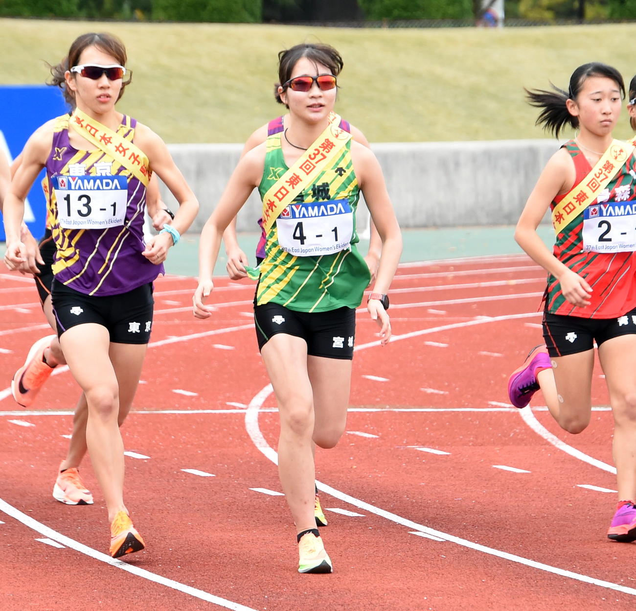 競技場をスタートする選手たち（撮影・山田愛斗）