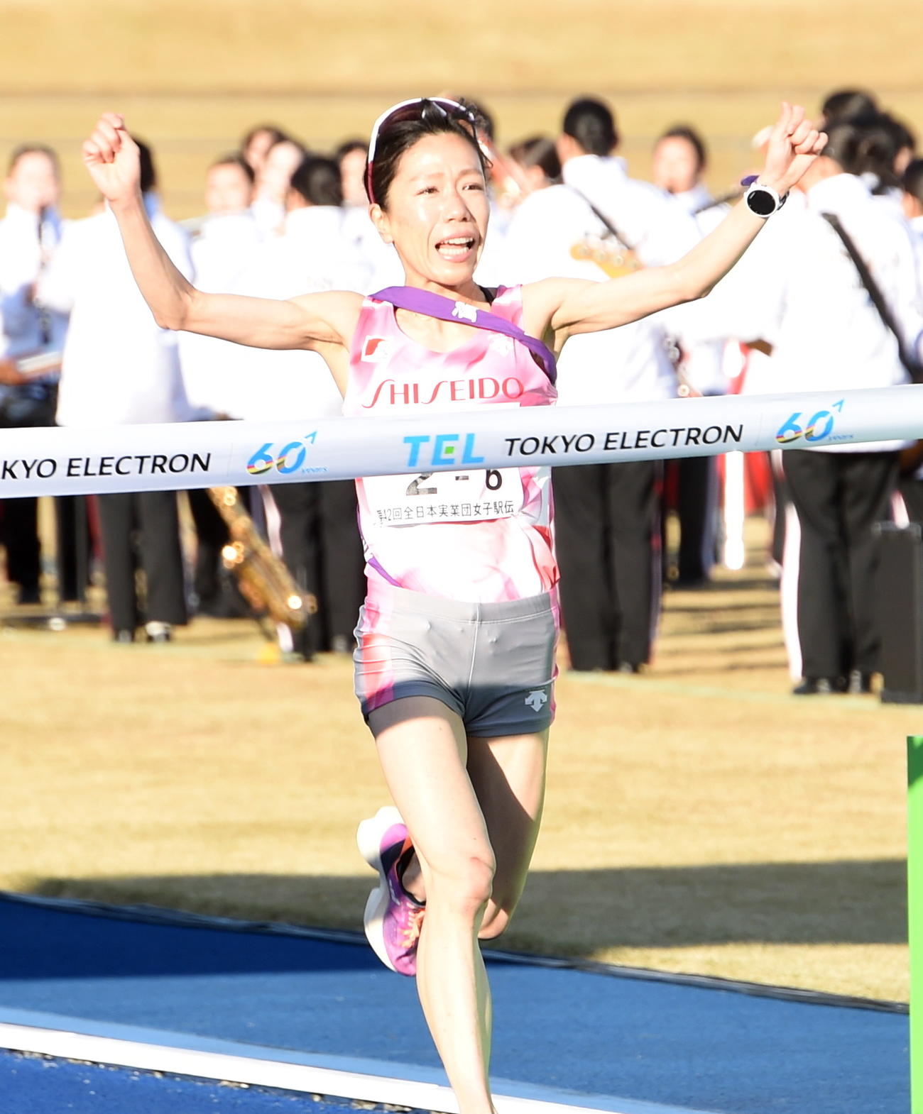 優勝のゴールテープを切る資生堂・高島（撮影・山田愛斗）
