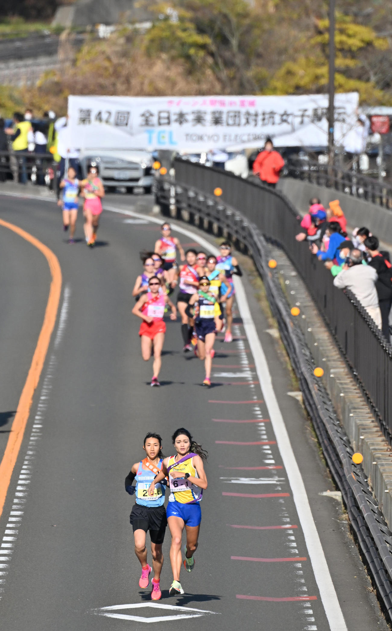 1区を力走する豊田自動織機の田中（左）とヤマダホールディングスの岡本ら選手たち（代表撮影）