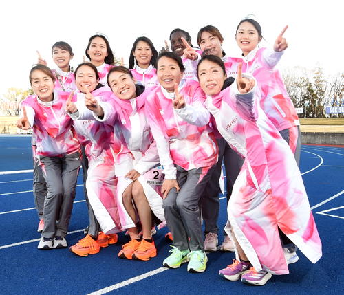 16年ぶりに優勝した資生堂の選手たち（撮影・山田愛斗）