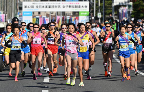 一斉にスタートする資生堂の木村（中央）ら選手たち（代表撮影）