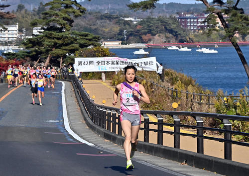 1区で飛び出し後続を引き離す資生堂の木村（代表撮影）