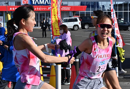 資生堂2区佐藤（右）にたすきをつなぐ1区木村（代表撮影）