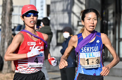 3区を力走する日本郵政の広中（左）と積水化学の新谷（代表撮影）