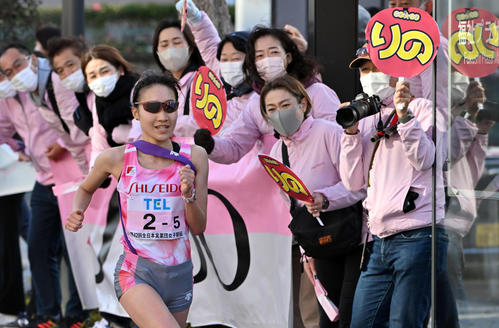 沿道の声援を受けながら5区を駆け抜ける資生堂の五島（代表撮影）