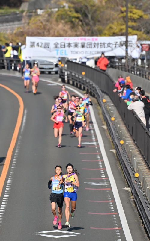 1区を力走する豊田自動織機の田中（左）とヤマダホールディングスの岡本ら選手たち（代表撮影）