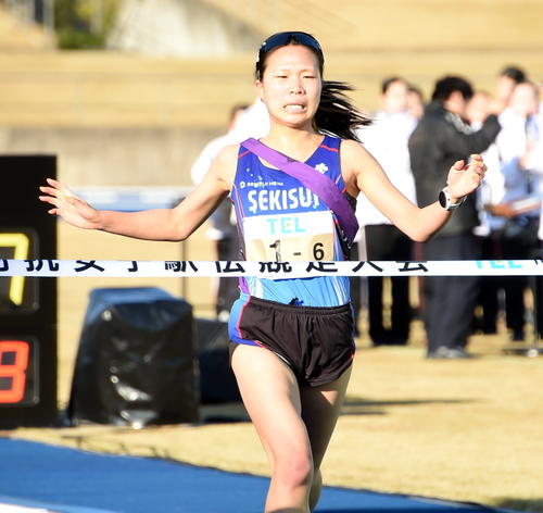 2位でフィニッシュする積水化学アンカー佐々木（撮影・山田愛斗）