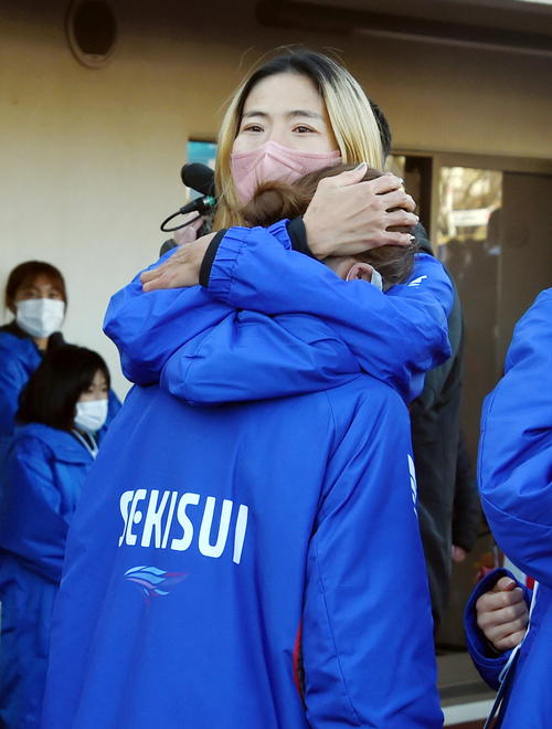 レース内容を悔しがる積水化学・佐藤（手前）を抱きしめる新谷（撮影・山田愛斗）