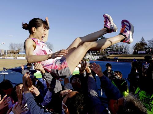 胴上げされる、優勝した資生堂のアンカー・高島由香（共同）