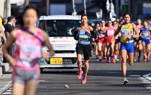 1区で資生堂の木村友香（手前）を追う豊田自動織機の田中（中央）とヤマダホールディングスの岡本（代表撮影）
