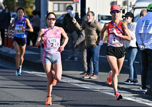 3区で資生堂の一山（左）を追い抜きトップに立つ日本郵政の広中。後方左は積水化学の新谷（代表撮影）