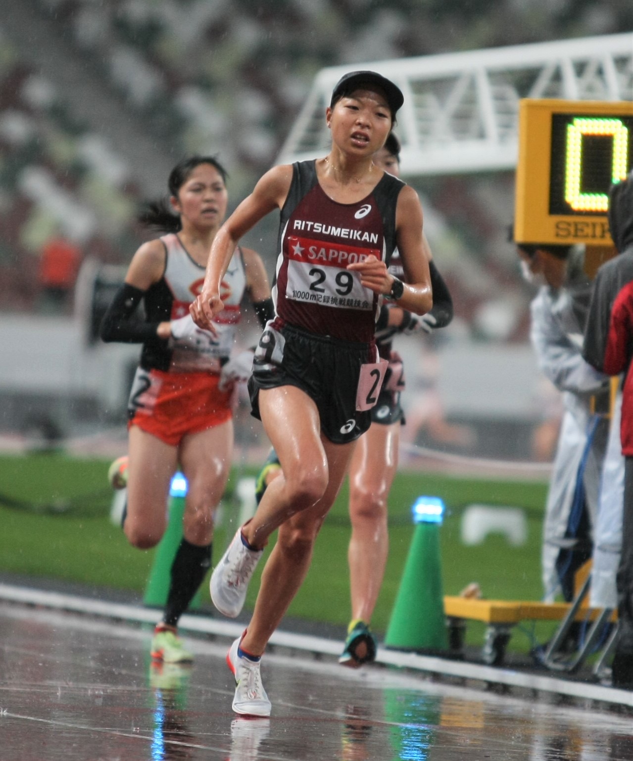 女子1万メートルで優勝した立命館大・村松（撮影・藤塚大輔）