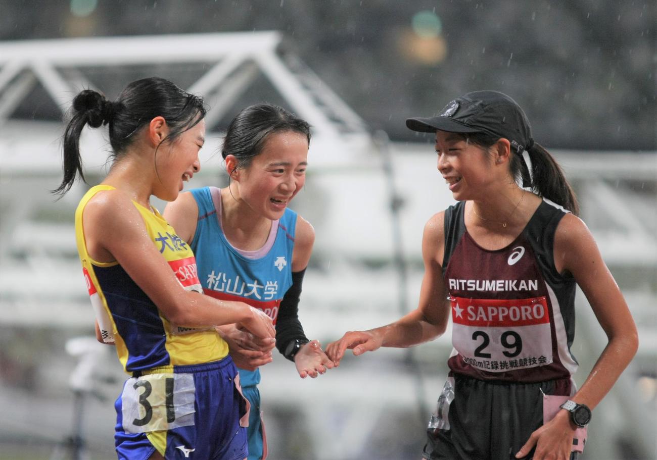 女子1万メートルに出場した、左から2位の大阪学院大・永長、3位の松山大・小松、1位の立命館大・村松（撮影・藤塚大輔）