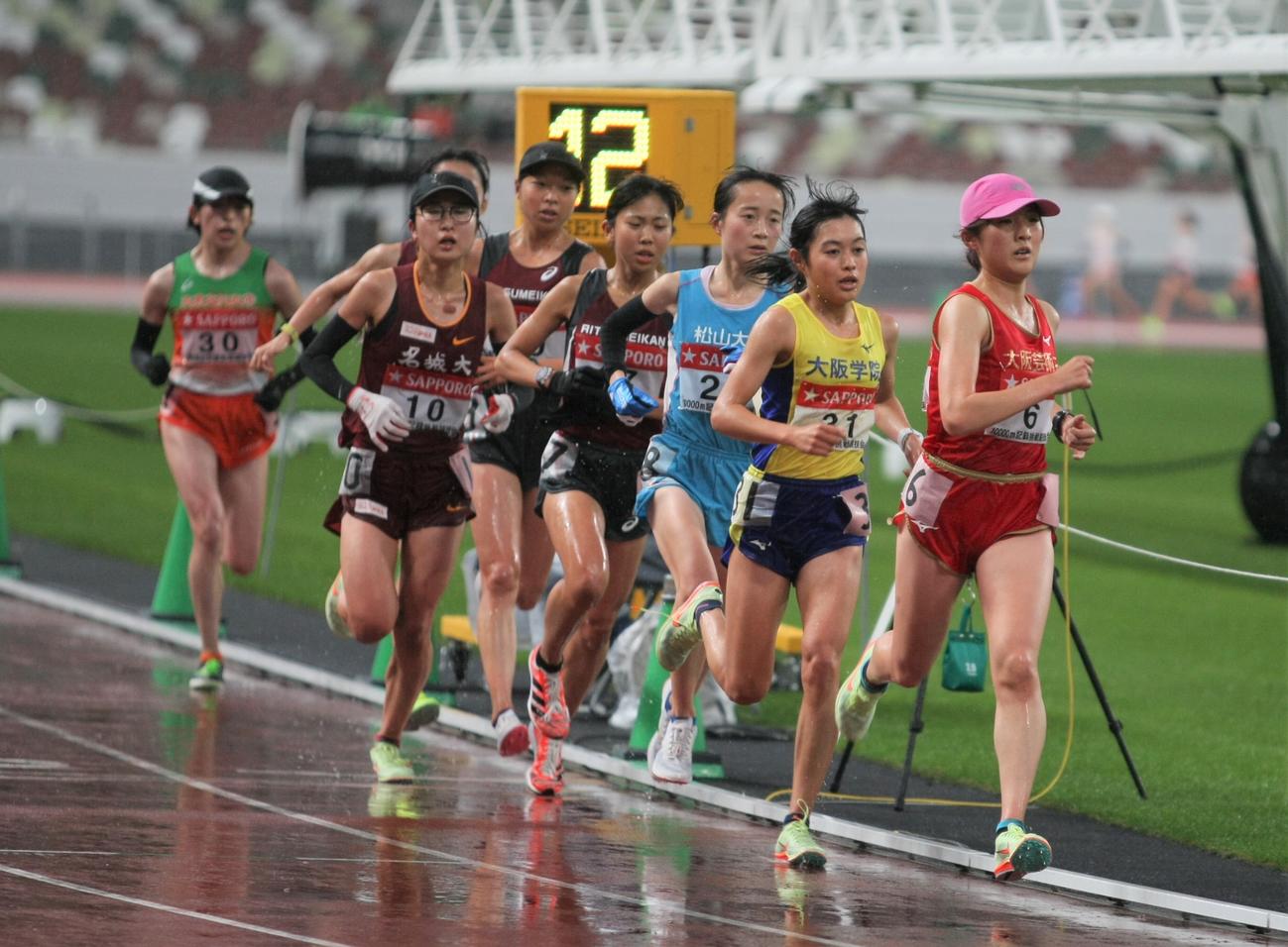 雨が降りしきる中、女子1万メートルに出場する選手たち（撮影・藤塚大輔）