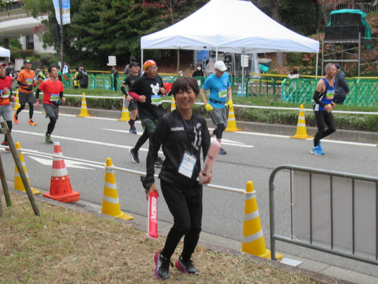 神戸マラソンのゴール付近でランナーにエールを送る野口みずきさん（撮影・益田一弘）＝2022年11月20日、神戸市内