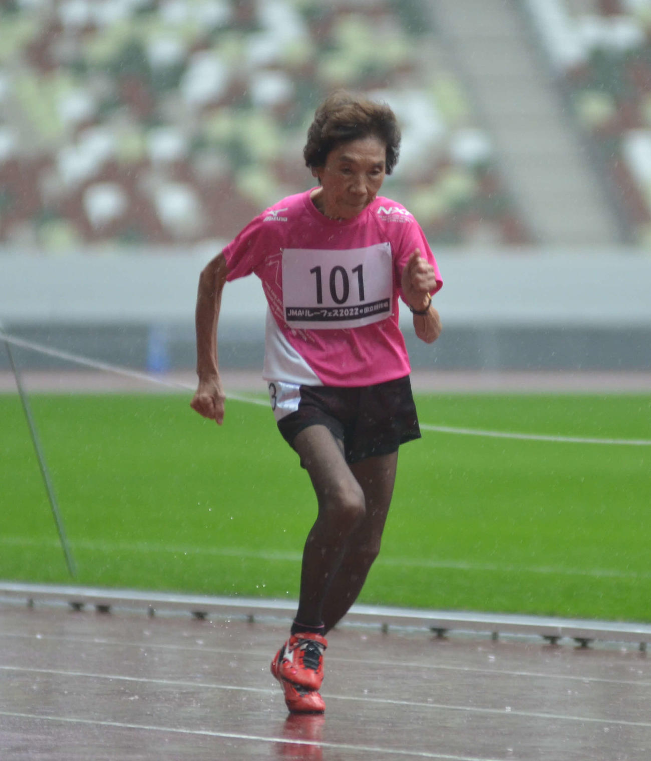 肌寒い雨の中、新国立競技場を走り抜けた91歳の齋藤恵美子（撮影・吉池彰）