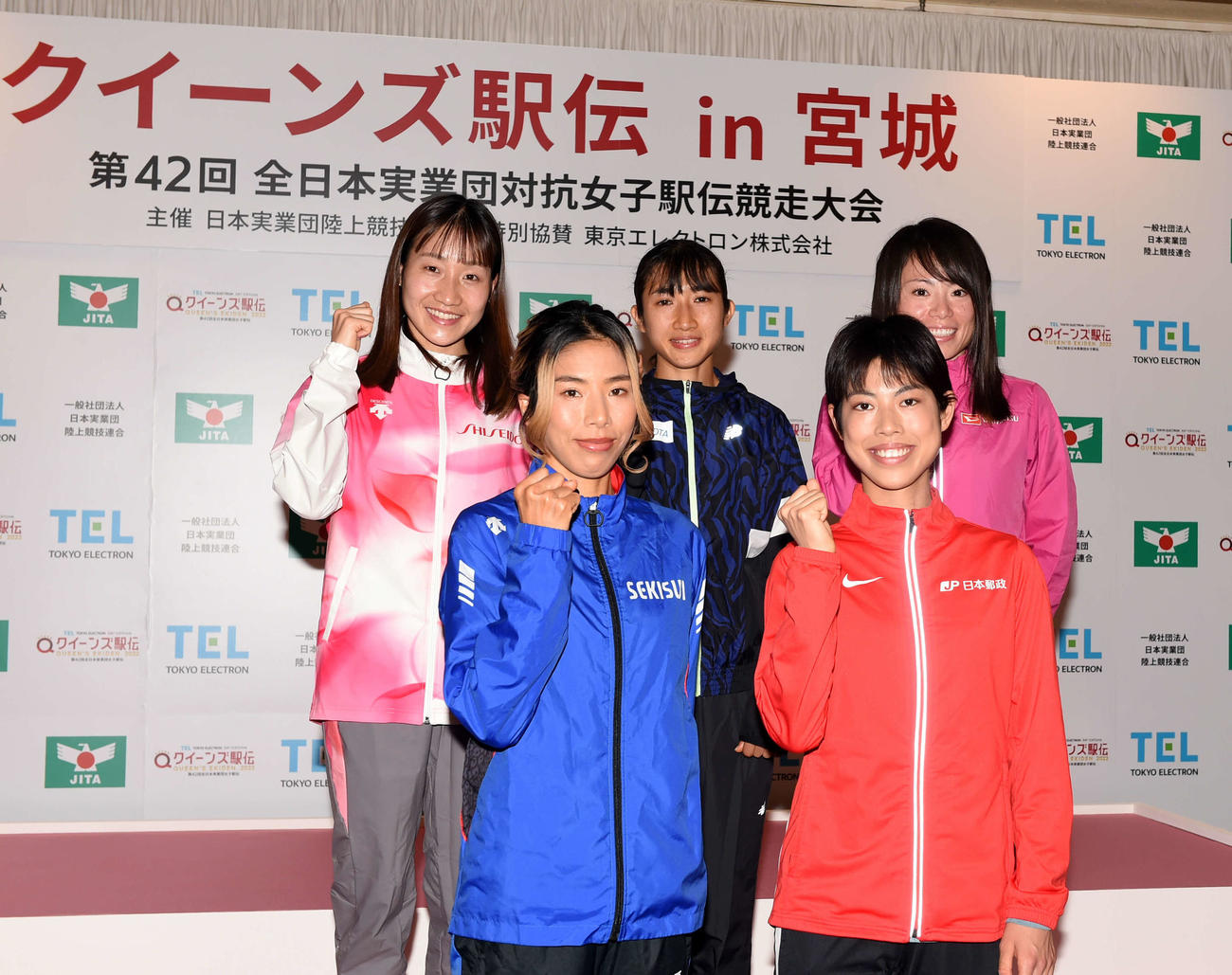 会見に出席した前列左から新谷、広中、後列左から五島、田中、松田