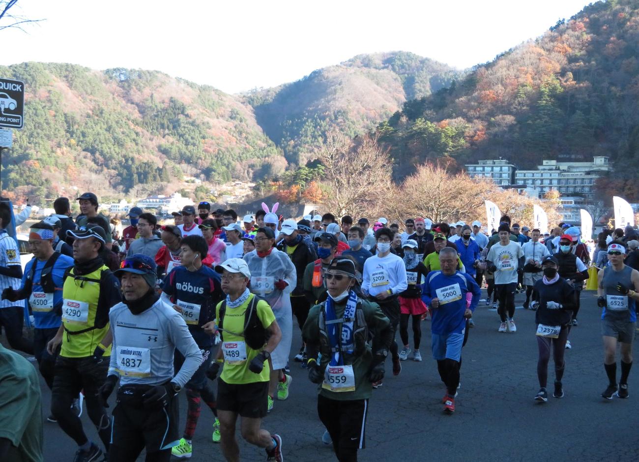 河口湖船津浜をスタートした参加者たち（撮影・峯岸佑樹）