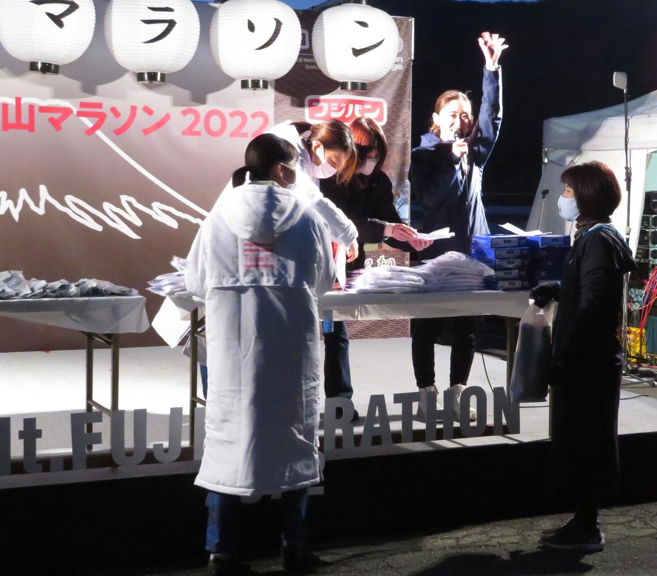 選手歓迎セレモニーで開催された抽せん会（撮影・峯岸佑樹）