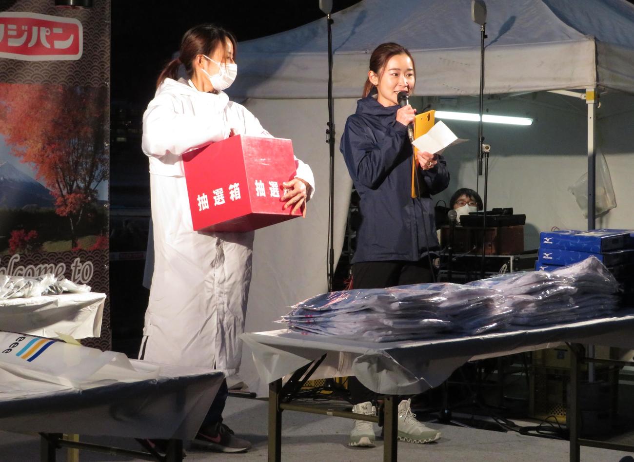 選手歓迎セレモニーで開催された抽せん会（撮影・峯岸佑樹）