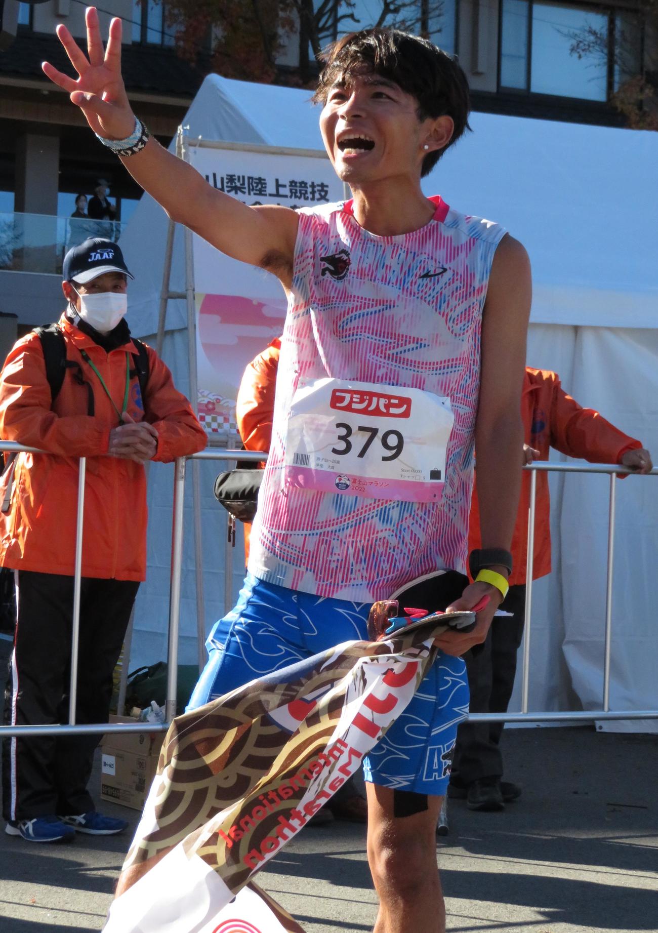 初優勝を飾った甲斐大貴（撮影・峯岸佑樹）