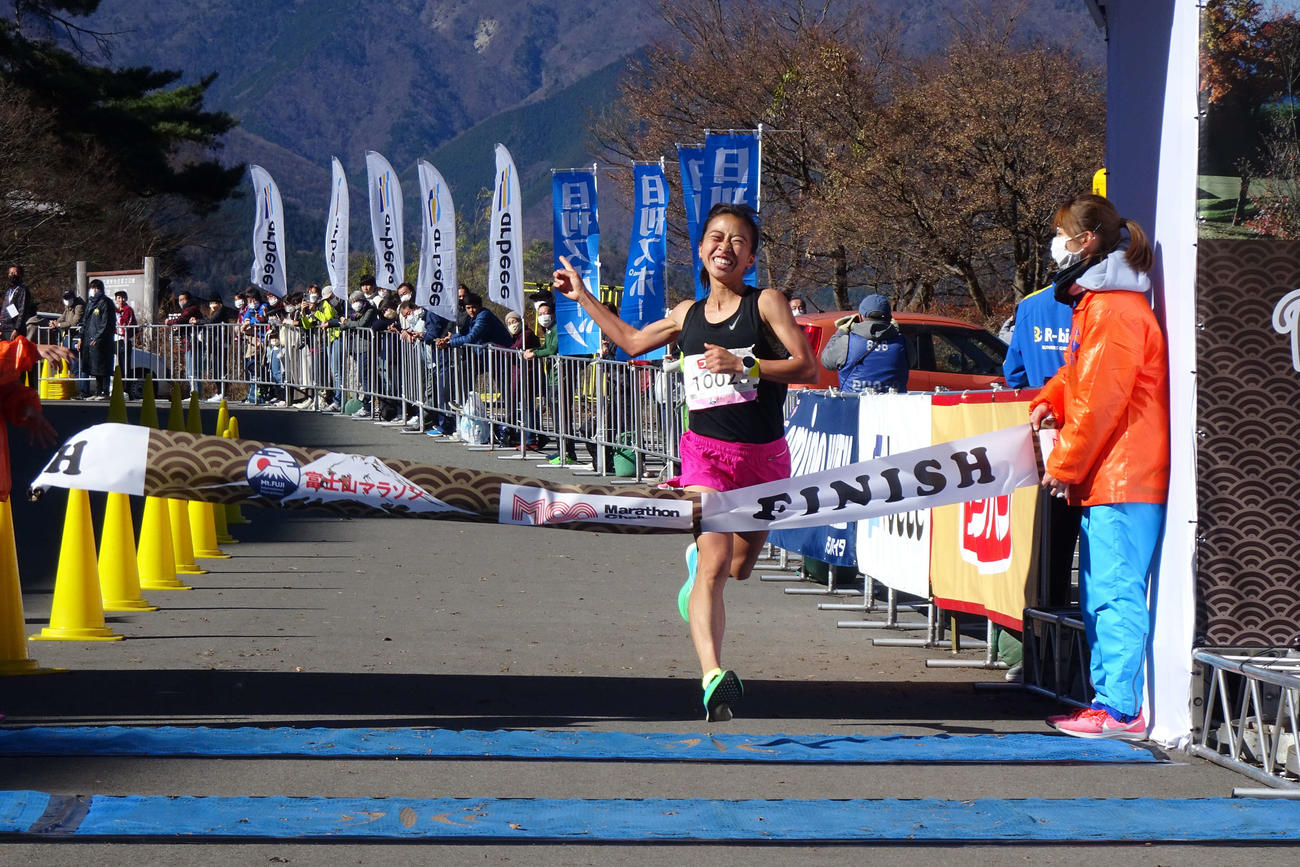 ゴールテープを切る女子優勝の小林香菜